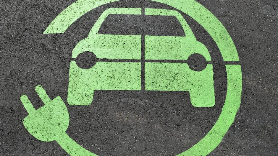 Rubrik_Verkehr_E-Mobilitaet-Schild_c._Pixabay_electric-charge-2301604_1920
